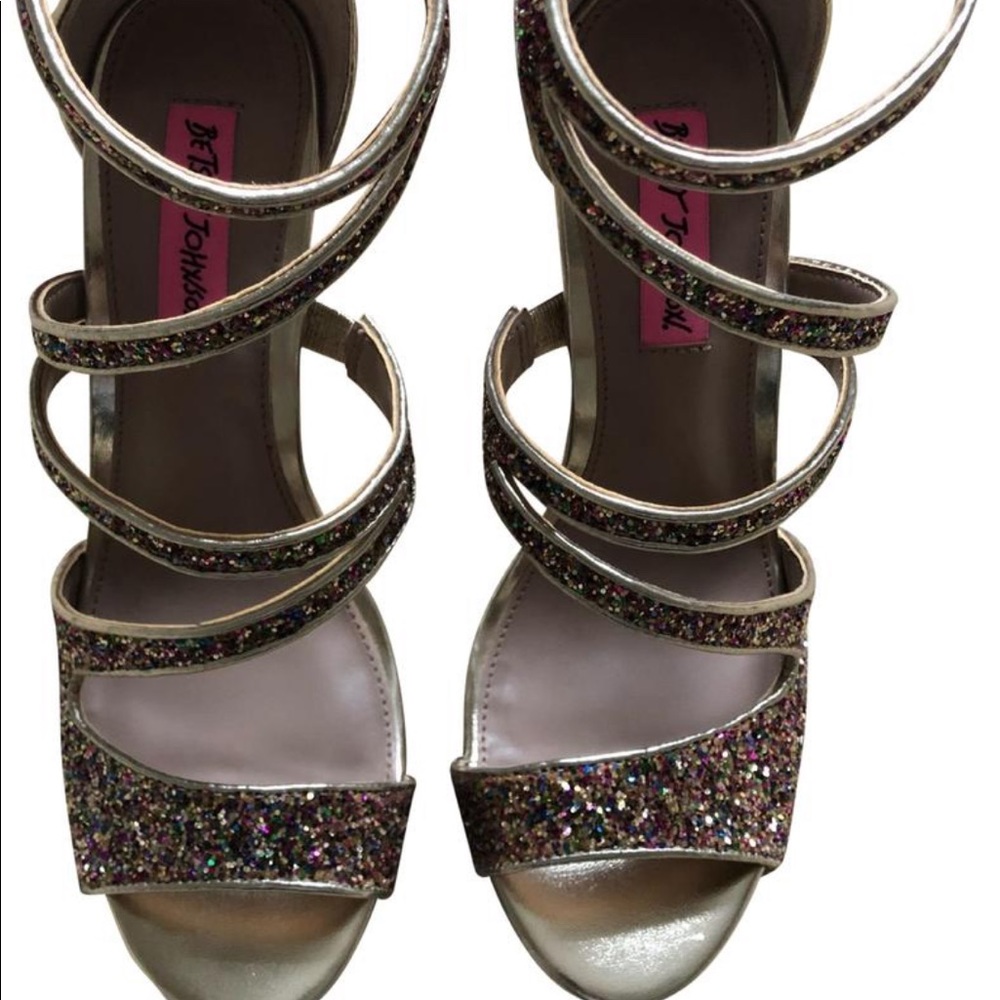 Betsey Johnson nwt size 7 Izzy heals